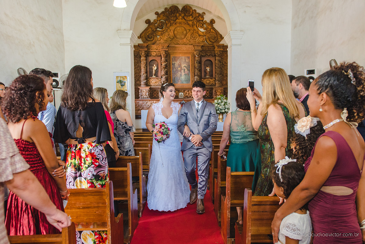 Lindo casamento com noivo e noiva realizado na igreja dos reis magos na serra por fotógrafos de casamento de Vila velha fotógrafos de casamento de vitória fotógrafos de casamento de serra espirito santo ES com fotos externas em pedra azul