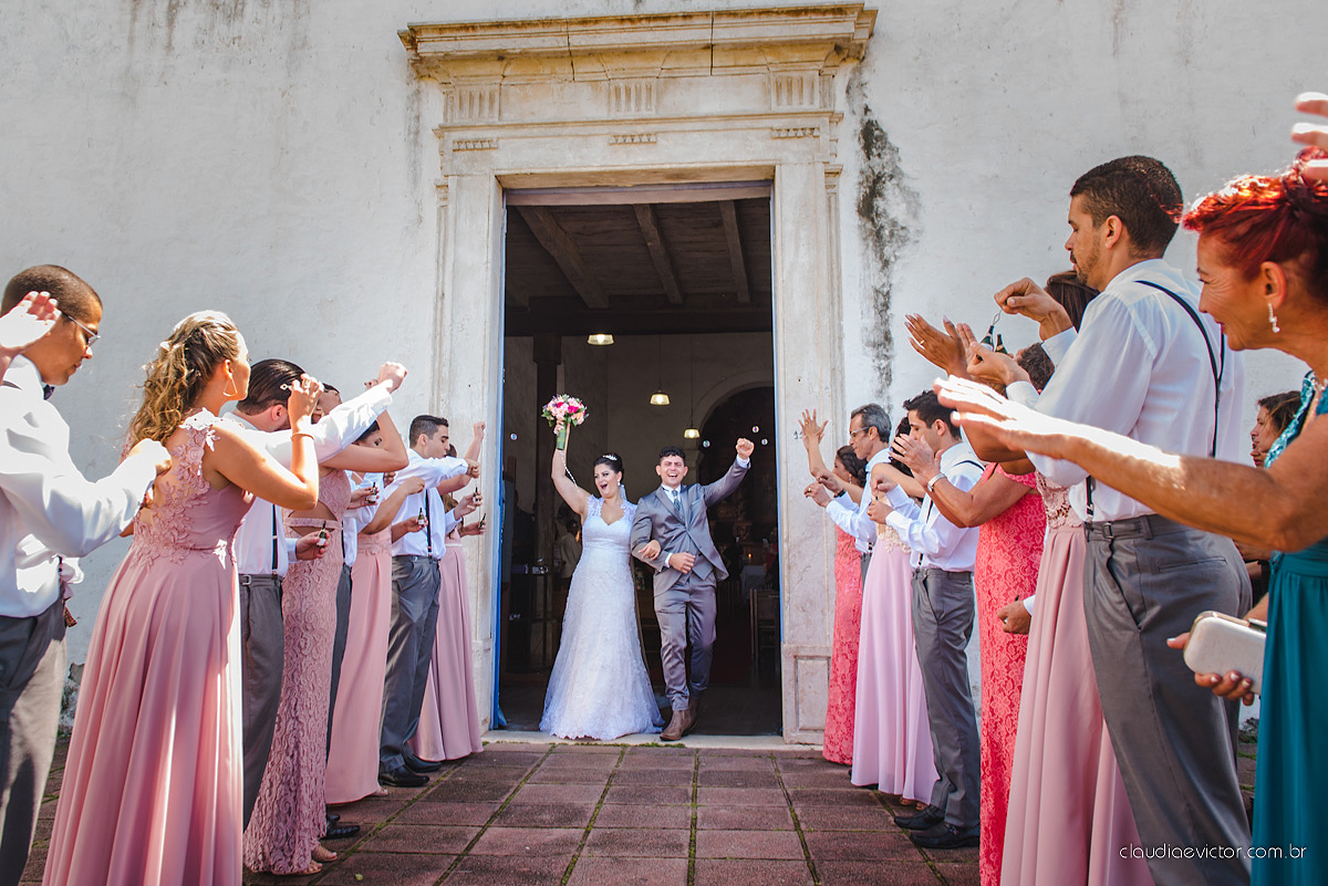 Lindo casamento com noivo e noiva realizado na igreja dos reis magos na serra por fotógrafos de casamento de Vila velha fotógrafos de casamento de vitória fotógrafos de casamento de serra espirito santo ES com fotos externas em pedra azul