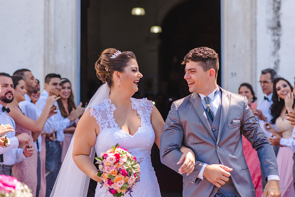 Lindo casamento com noivo e noiva realizado na igreja dos reis magos na serra por fotógrafos de casamento de Vila velha fotógrafos de casamento de vitória fotógrafos de casamento de serra espirito santo ES com fotos externas em pedra azul