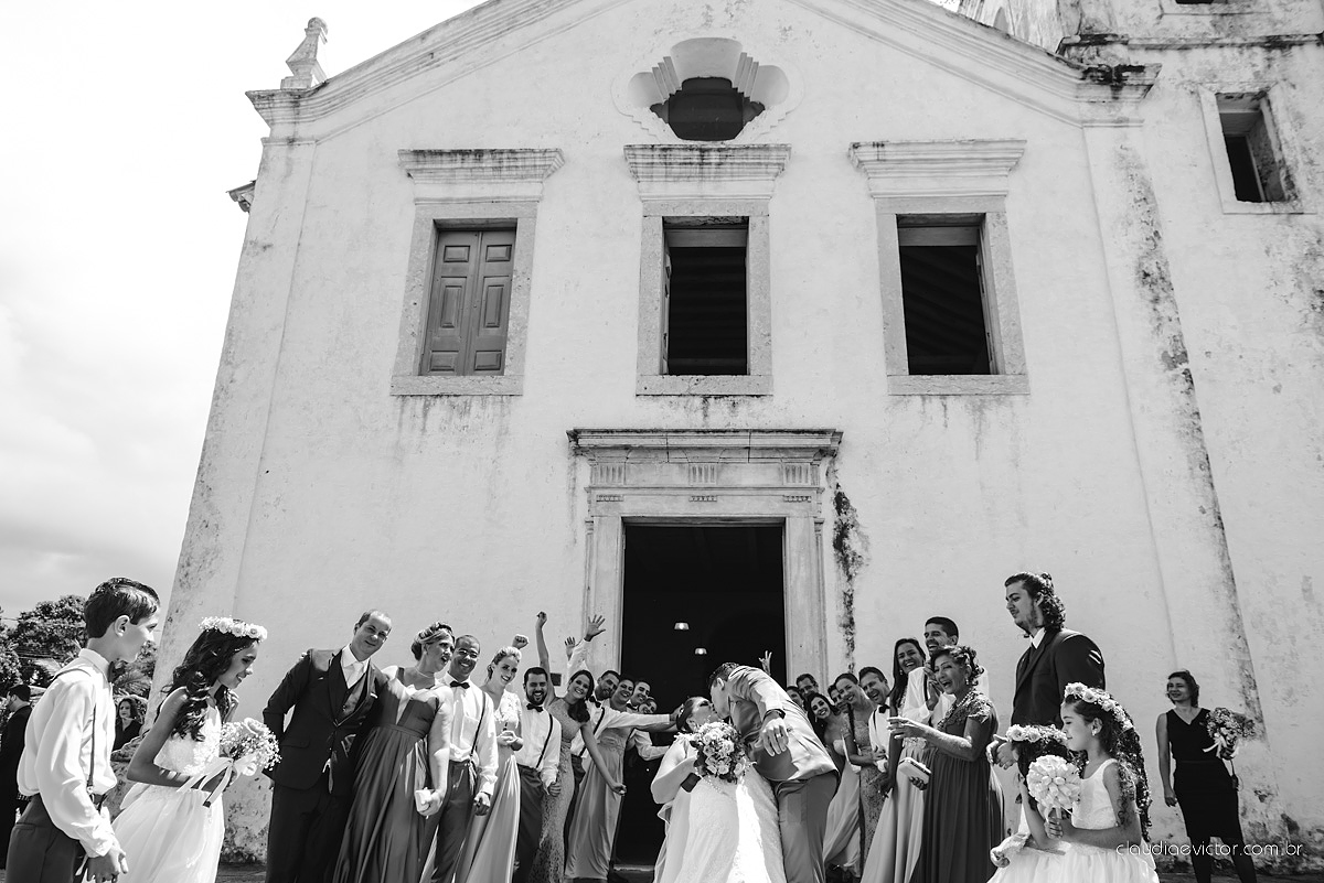 Lindo casamento com noivo e noiva realizado na igreja dos reis magos na serra por fotógrafos de casamento de Vila velha fotógrafos de casamento de vitória fotógrafos de casamento de serra espirito santo ES com fotos externas em pedra azul