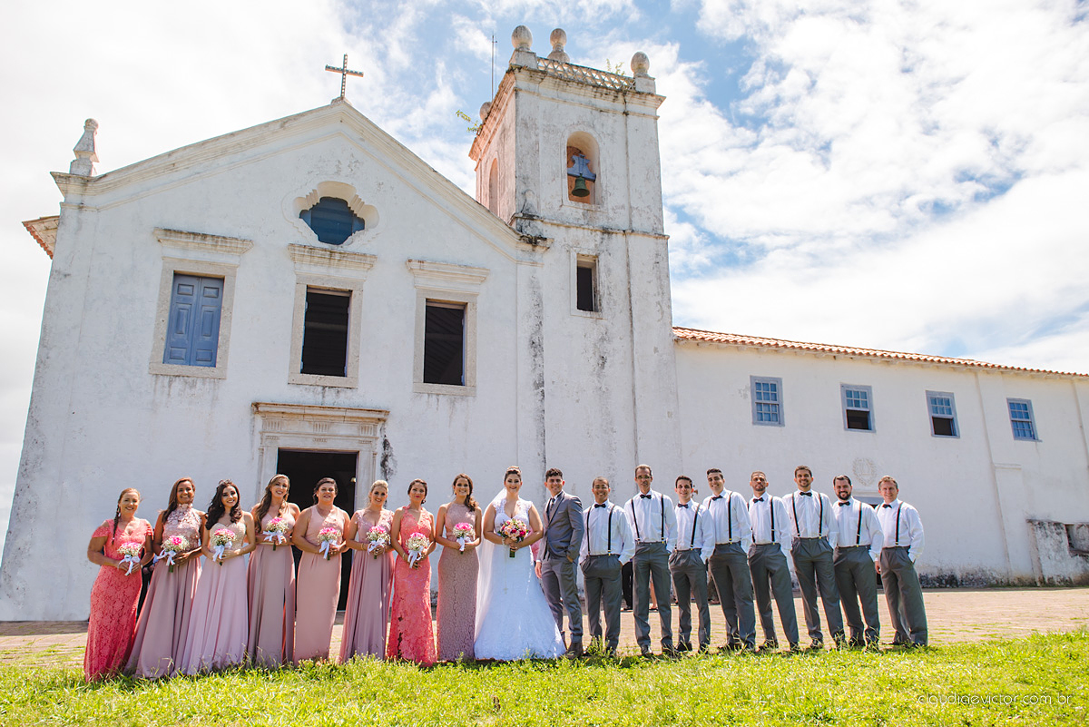Lindo casamento com noivo e noiva realizado na igreja dos reis magos na serra por fotógrafos de casamento de Vila velha fotógrafos de casamento de vitória fotógrafos de casamento de serra espirito santo ES com fotos externas em pedra azul