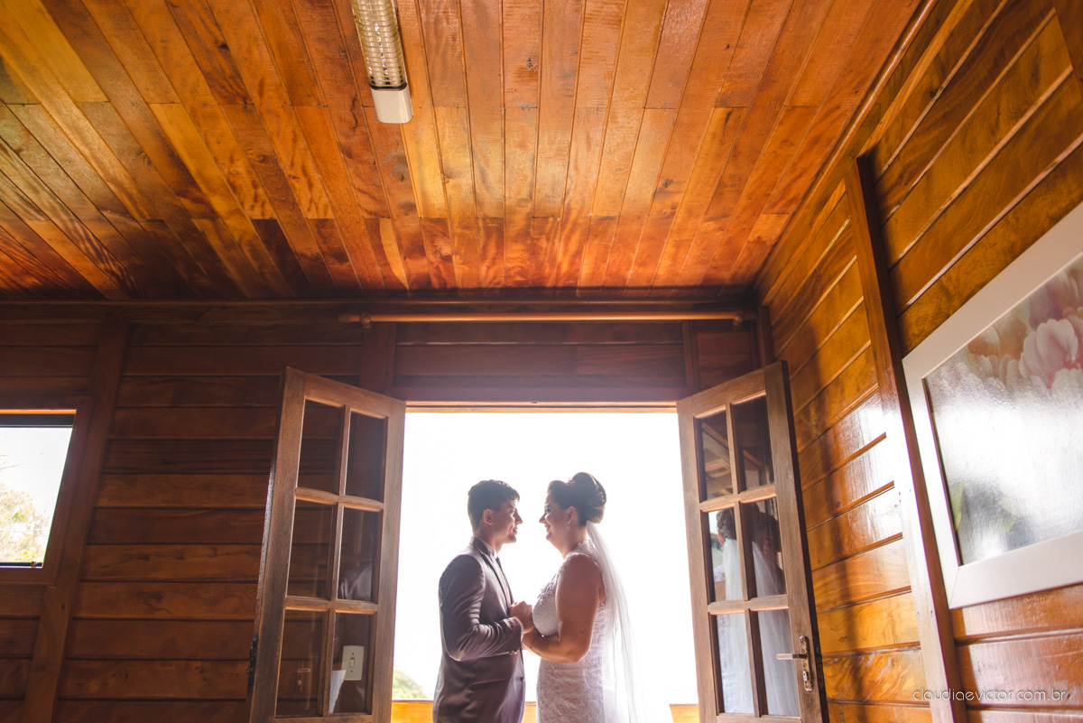 Lindo casamento com noivo e noiva realizado na igreja dos reis magos na serra por fotógrafos de casamento de Vila velha fotógrafos de casamento de vitória fotógrafos de casamento de serra espirito santo ES com fotos externas em pedra azul
