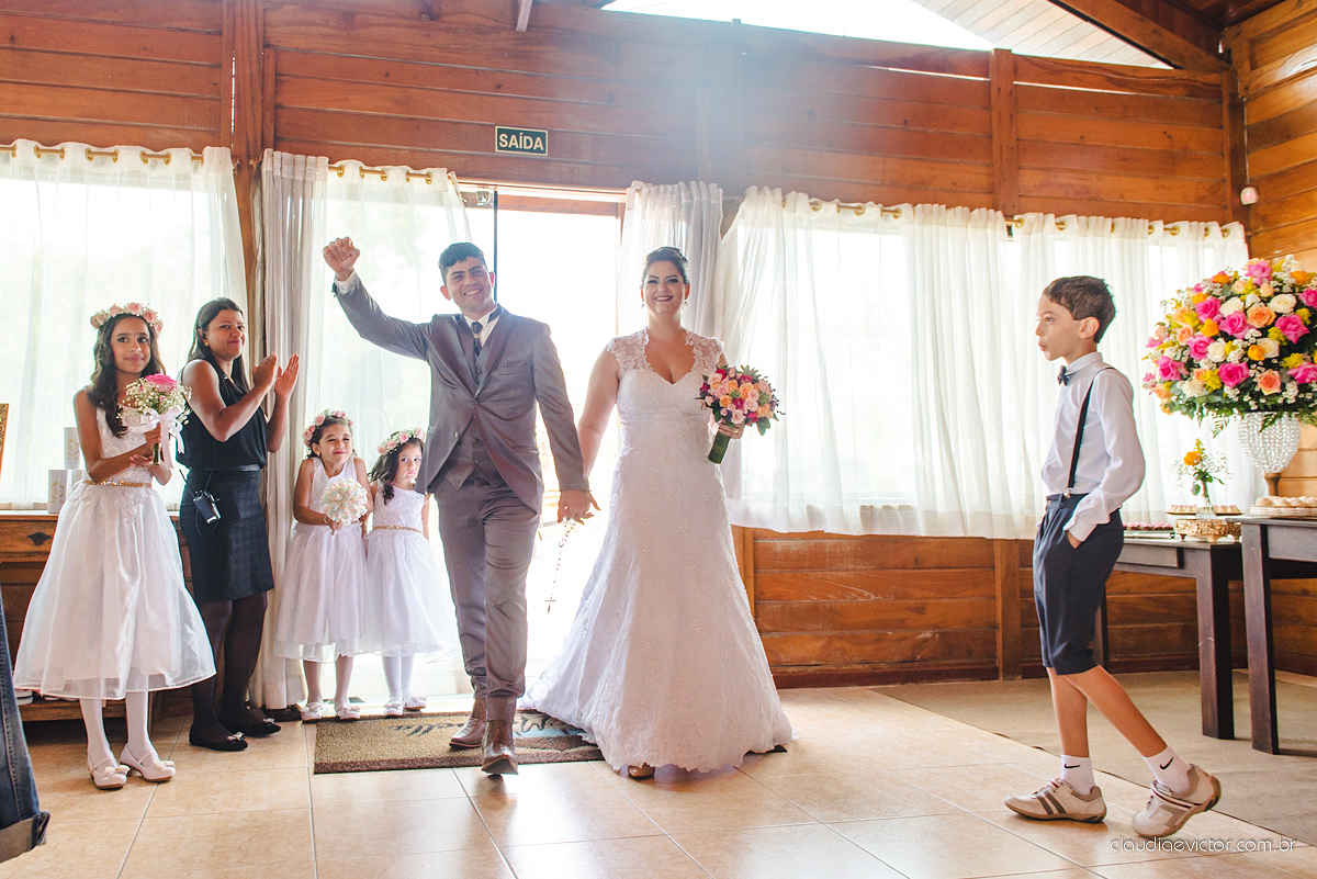 Lindo casamento com noivo e noiva realizado na igreja dos reis magos na serra por fotógrafos de casamento de Vila velha fotógrafos de casamento de vitória fotógrafos de casamento de serra espirito santo ES com fotos externas em pedra azul