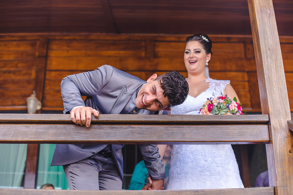 Lindo casamento com noivo e noiva realizado na igreja dos reis magos na serra por fotógrafos de casamento de Vila velha fotógrafos de casamento de vitória fotógrafos de casamento de serra espirito santo ES com fotos externas em pedra azul