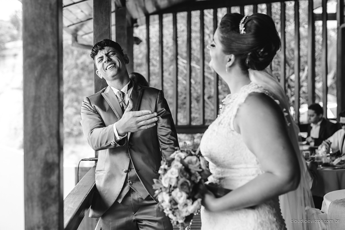 Lindo casamento com noivo e noiva realizado na igreja dos reis magos na serra por fotógrafos de casamento de Vila velha fotógrafos de casamento de vitória fotógrafos de casamento de serra espirito santo ES com fotos externas em pedra azul