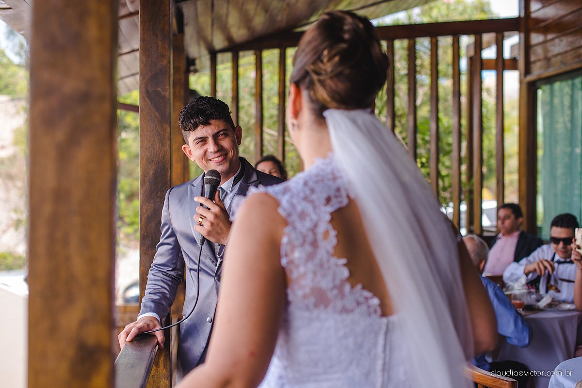 Lindo casamento com noivo e noiva realizado na igreja dos reis magos na serra por fotógrafos de casamento de Vila velha fotógrafos de casamento de vitória fotógrafos de casamento de serra espirito santo ES com fotos externas em pedra azul