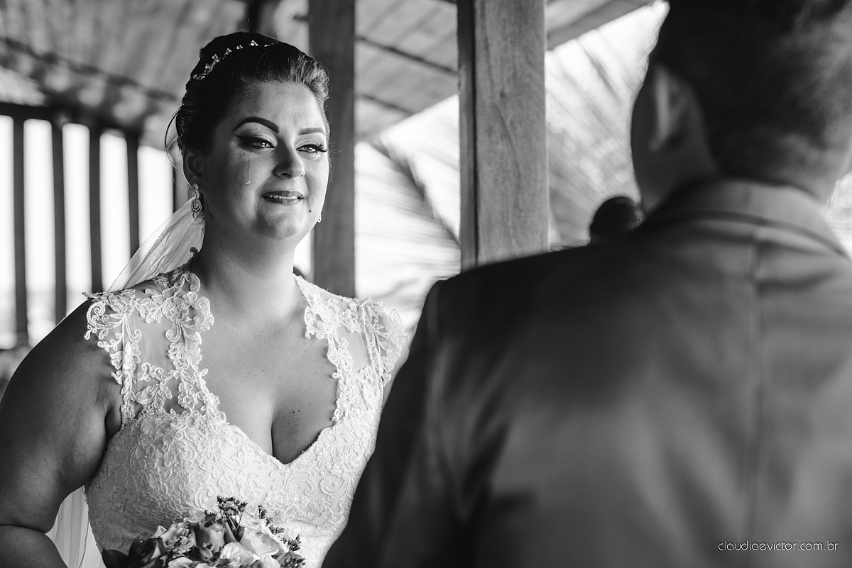 Lindo casamento com noivo e noiva realizado na igreja dos reis magos na serra por fotógrafos de casamento de Vila velha fotógrafos de casamento de vitória fotógrafos de casamento de serra espirito santo ES com fotos externas em pedra azul