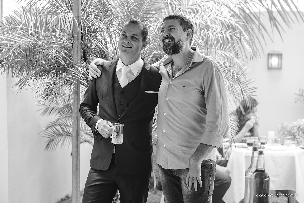 Lindo casamento com noivo e noiva realizado na igreja dos reis magos na serra por fotógrafos de casamento de Vila velha fotógrafos de casamento de vitória fotógrafos de casamento de serra espirito santo ES com fotos externas em pedra azul