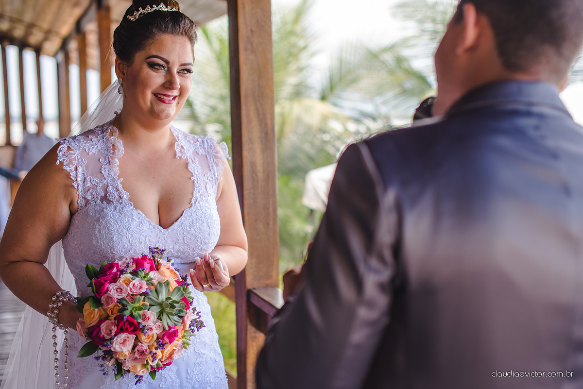 Lindo casamento com noivo e noiva realizado na igreja dos reis magos na serra por fotógrafos de casamento de Vila velha fotógrafos de casamento de vitória fotógrafos de casamento de serra espirito santo ES com fotos externas em pedra azul