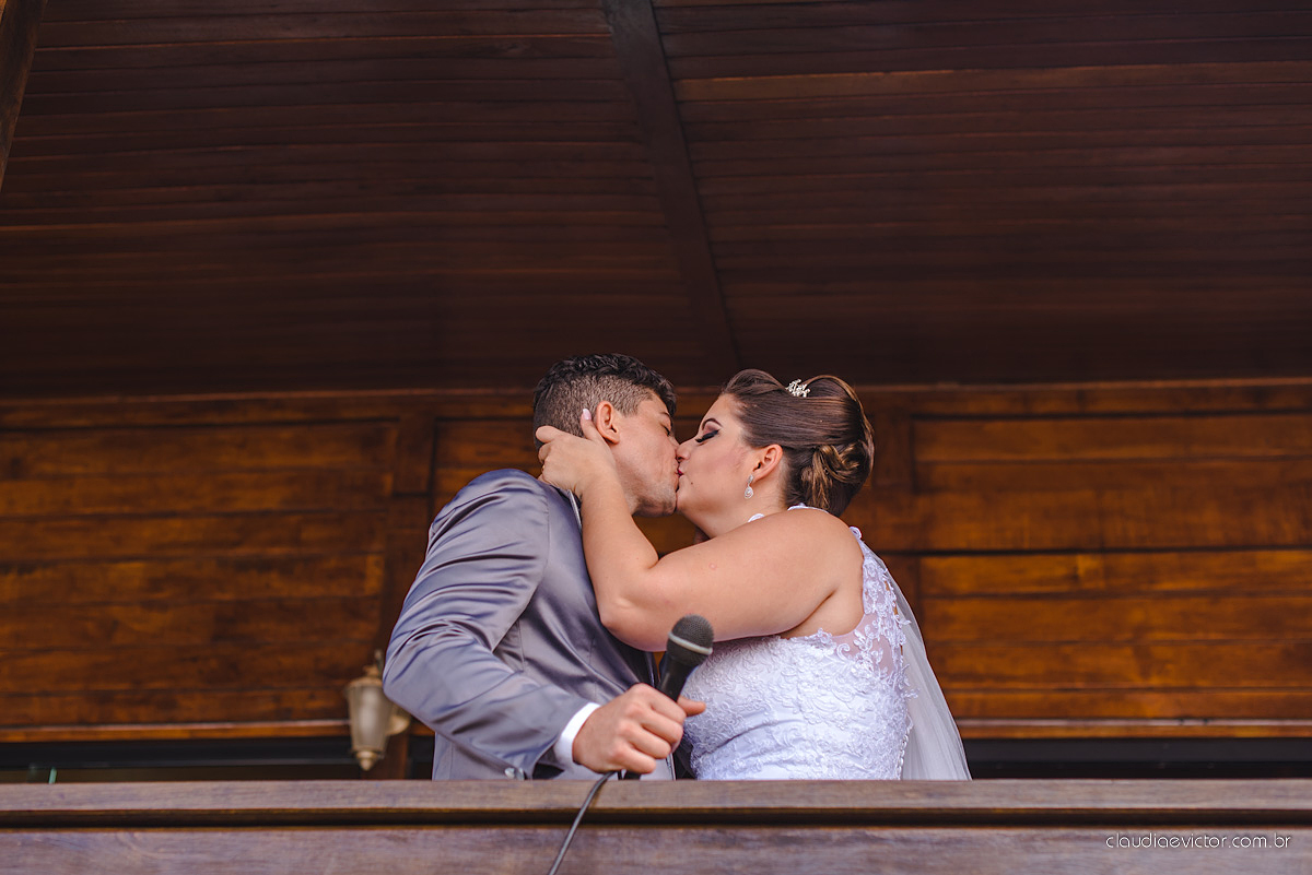 Lindo casamento com noivo e noiva realizado na igreja dos reis magos na serra por fotógrafos de casamento de Vila velha fotógrafos de casamento de vitória fotógrafos de casamento de serra espirito santo ES com fotos externas em pedra azul