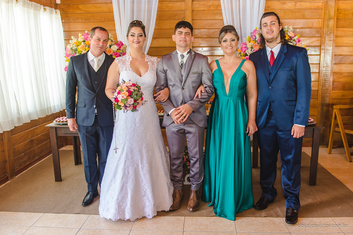 Lindo casamento com noivo e noiva realizado na igreja dos reis magos na serra por fotógrafos de casamento de Vila velha fotógrafos de casamento de vitória fotógrafos de casamento de serra espirito santo ES com fotos externas em pedra azul