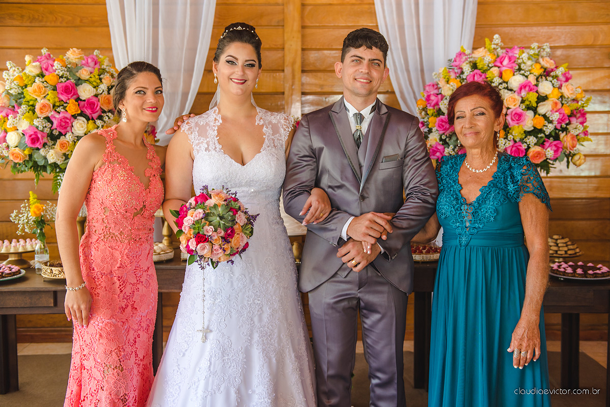 Lindo casamento com noivo e noiva realizado na igreja dos reis magos na serra por fotógrafos de casamento de Vila velha fotógrafos de casamento de vitória fotógrafos de casamento de serra espirito santo ES com fotos externas em pedra azul