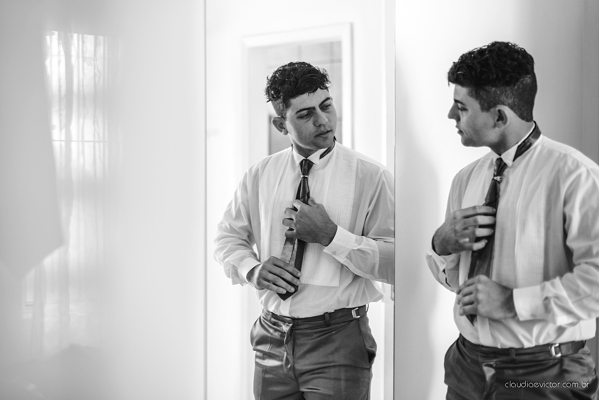 Lindo casamento com noivo e noiva realizado na igreja dos reis magos na serra por fotógrafos de casamento de Vila velha fotógrafos de casamento de vitória fotógrafos de casamento de serra espirito santo ES com fotos externas em pedra azul