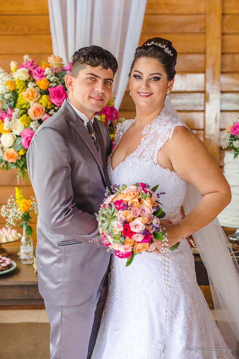 Lindo casamento com noivo e noiva realizado na igreja dos reis magos na serra por fotógrafos de casamento de Vila velha fotógrafos de casamento de vitória fotógrafos de casamento de serra espirito santo ES com fotos externas em pedra azul
