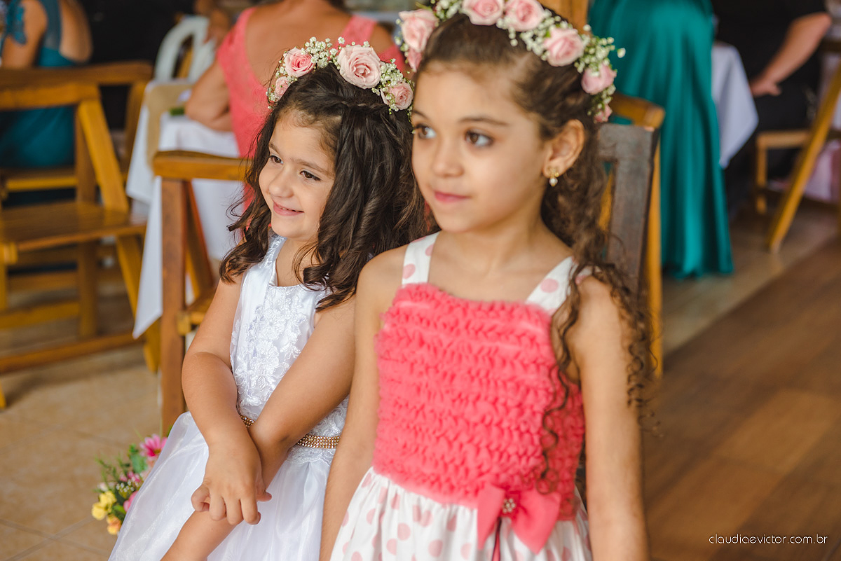 Lindo casamento com noivo e noiva realizado na igreja dos reis magos na serra por fotógrafos de casamento de Vila velha fotógrafos de casamento de vitória fotógrafos de casamento de serra espirito santo ES com fotos externas em pedra azul