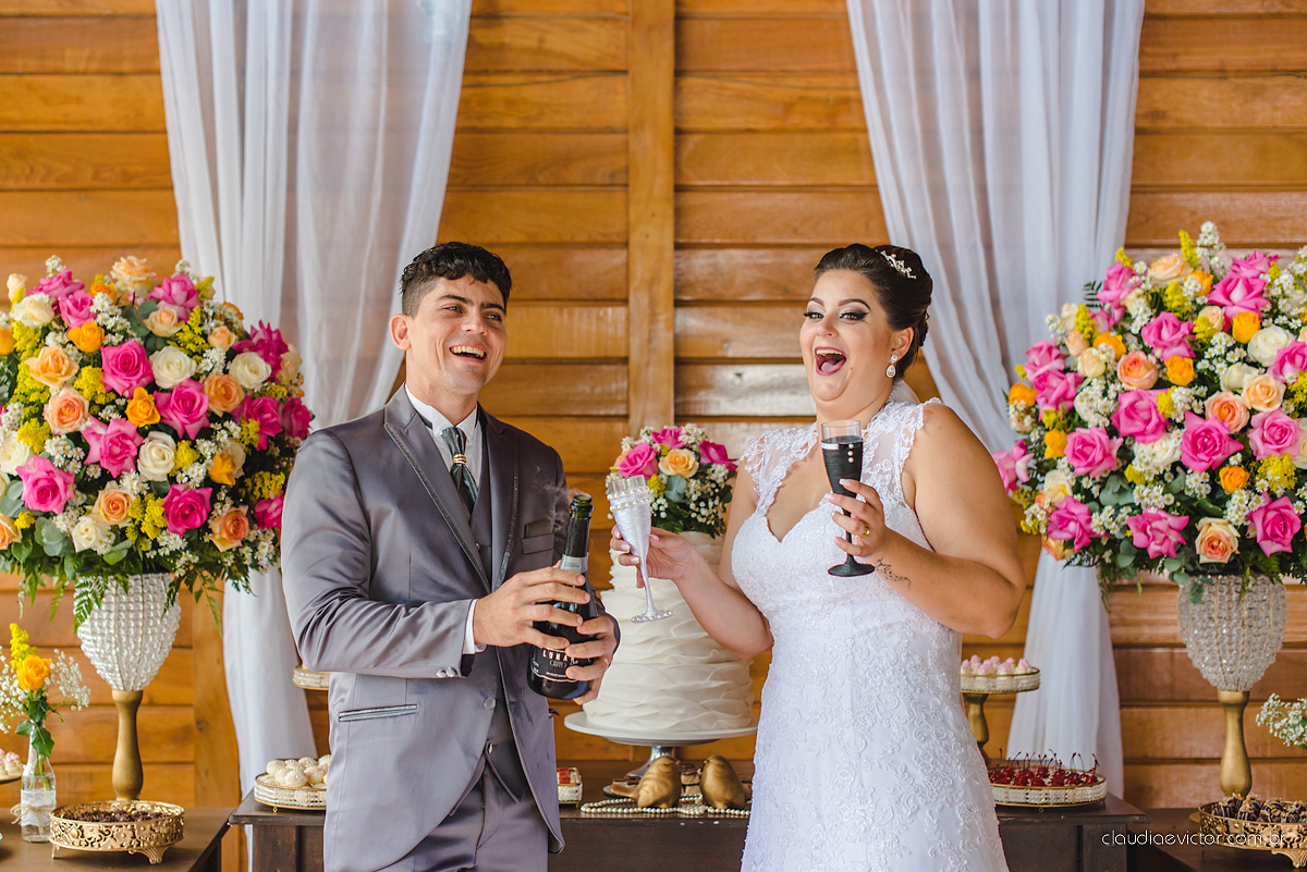 Lindo casamento com noivo e noiva realizado na igreja dos reis magos na serra por fotógrafos de casamento de Vila velha fotógrafos de casamento de vitória fotógrafos de casamento de serra espirito santo ES com fotos externas em pedra azul