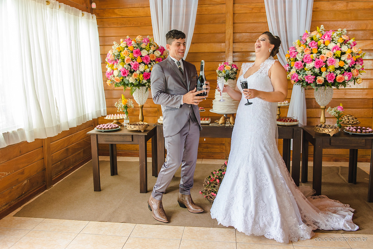 Lindo casamento com noivo e noiva realizado na igreja dos reis magos na serra por fotógrafos de casamento de Vila velha fotógrafos de casamento de vitória fotógrafos de casamento de serra espirito santo ES com fotos externas em pedra azul