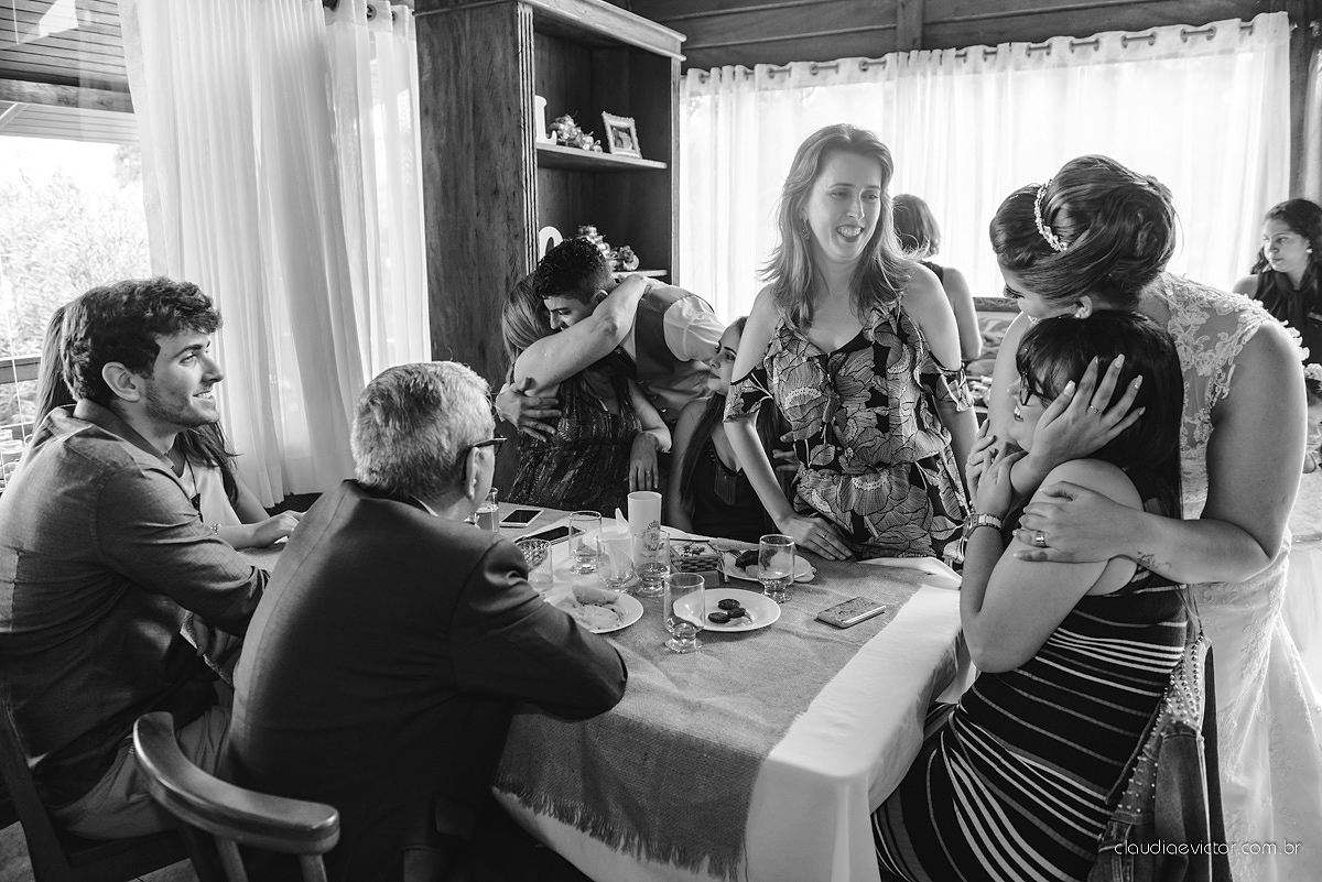 Lindo casamento com noivo e noiva realizado na igreja dos reis magos na serra por fotógrafos de casamento de Vila velha fotógrafos de casamento de vitória fotógrafos de casamento de serra espirito santo ES com fotos externas em pedra azul