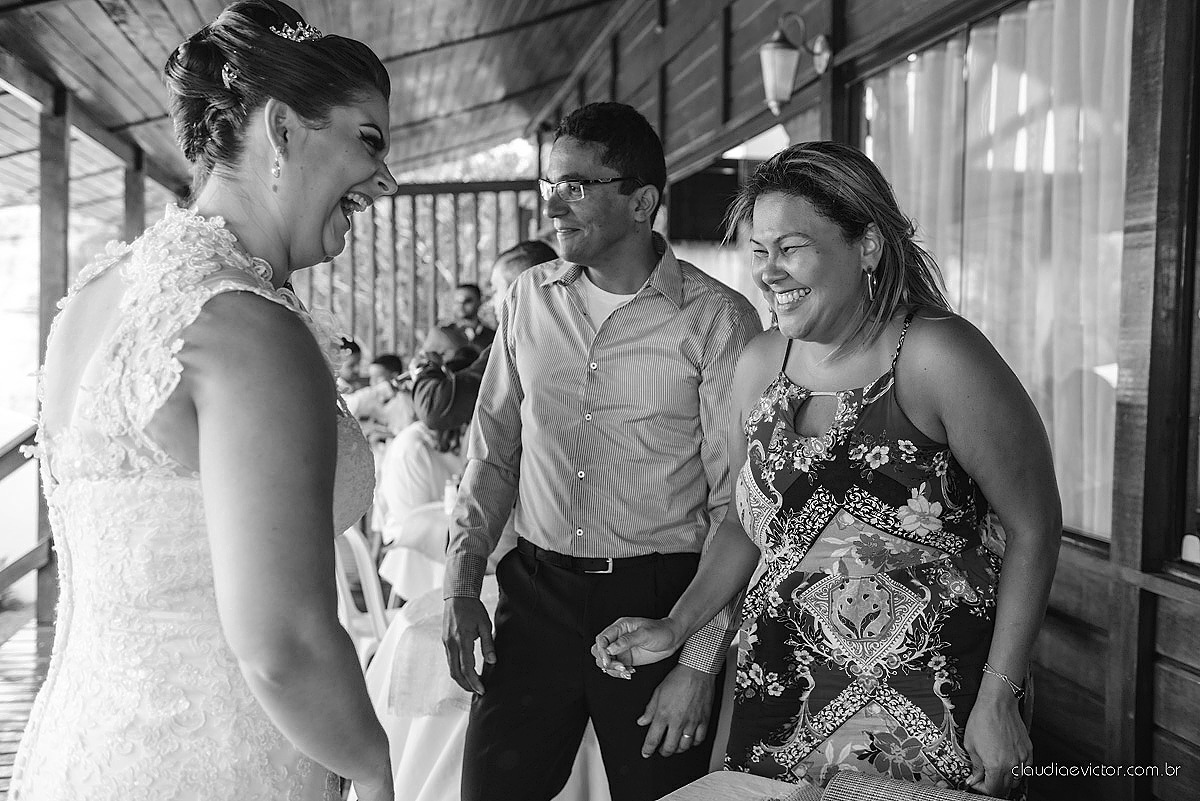 Lindo casamento com noivo e noiva realizado na igreja dos reis magos na serra por fotógrafos de casamento de Vila velha fotógrafos de casamento de vitória fotógrafos de casamento de serra espirito santo ES com fotos externas em pedra azul