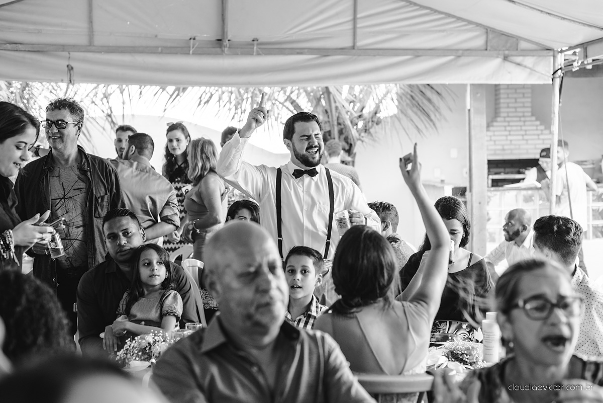Lindo casamento com noivo e noiva realizado na igreja dos reis magos na serra por fotógrafos de casamento de Vila velha fotógrafos de casamento de vitória fotógrafos de casamento de serra espirito santo ES com fotos externas em pedra azul