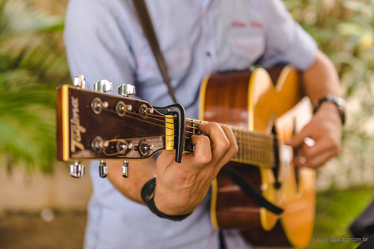 Lindo casamento com noivo e noiva realizado na igreja dos reis magos na serra por fotógrafos de casamento de Vila velha fotógrafos de casamento de vitória fotógrafos de casamento de serra espirito santo ES com fotos externas em pedra azul