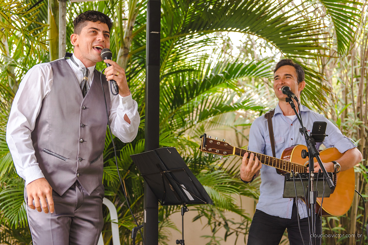 Lindo casamento com noivo e noiva realizado na igreja dos reis magos na serra por fotógrafos de casamento de Vila velha fotógrafos de casamento de vitória fotógrafos de casamento de serra espirito santo ES com fotos externas em pedra azul