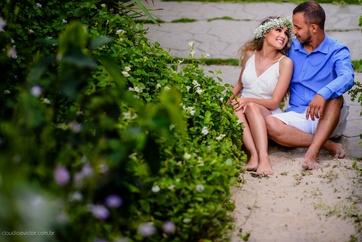Lindo ensaio namoro de casal pré-casamento realizado por fotógrafos de casamento de vila velha fotógrafos de casamento de vitória fotógrafos de casamento de serra espirito santo ES em vitória na Ilha do Frade com praia e coroa de flores