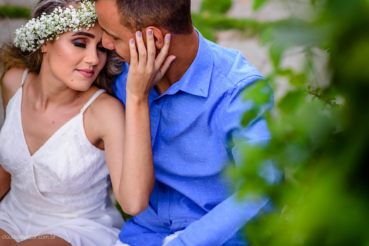 Lindo ensaio namoro de casal pré-casamento realizado por fotógrafos de casamento de vila velha fotógrafos de casamento de vitória fotógrafos de casamento de serra espirito santo ES em vitória na Ilha do Frade com praia e coroa de flores