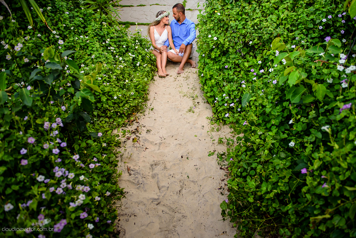Lindo ensaio namoro de casal pré-casamento realizado por fotógrafos de casamento de vila velha fotógrafos de casamento de vitória fotógrafos de casamento de serra espirito santo ES em vitória na Ilha do Frade com praia e coroa de flores
