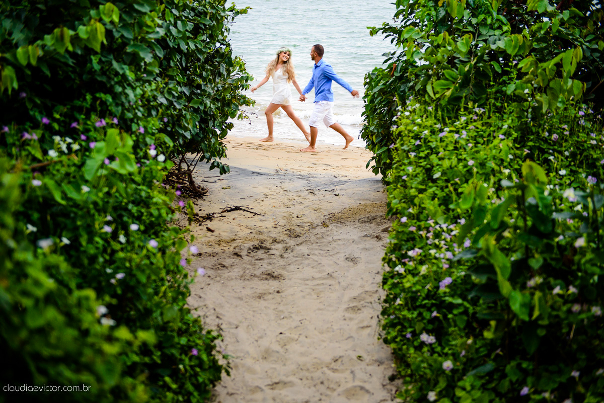 Lindo ensaio namoro de casal pré-casamento realizado por fotógrafos de casamento de vila velha fotógrafos de casamento de vitória fotógrafos de casamento de serra espirito santo ES em vitória na Ilha do Frade com praia e coroa de flores