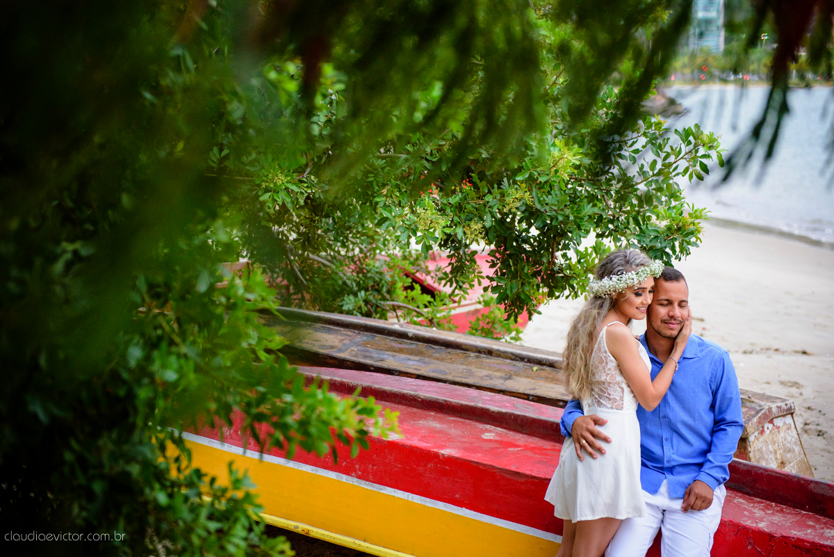 Lindo ensaio namoro de casal pré-casamento realizado por fotógrafos de casamento de vila velha fotógrafos de casamento de vitória fotógrafos de casamento de serra espirito santo ES em vitória na Ilha do Frade com praia e coroa de flores
