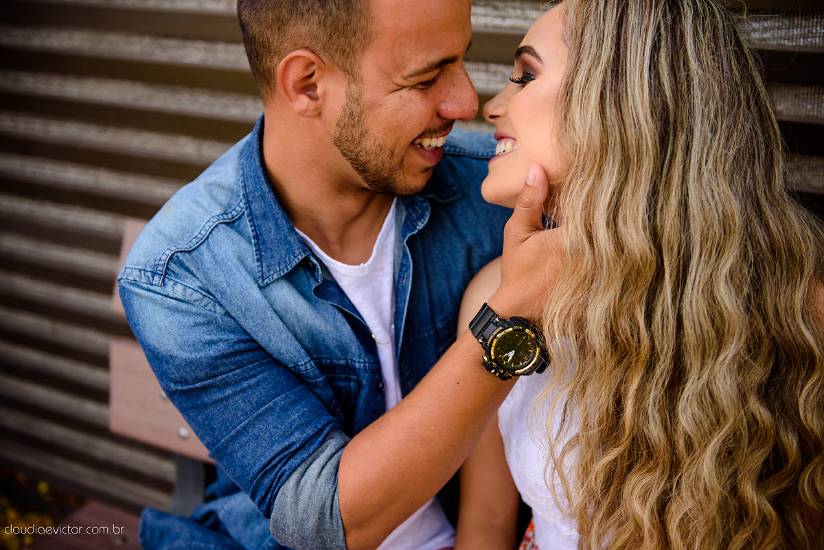 Lindo ensaio namoro de casal pré-casamento realizado por fotógrafos de casamento de vila velha fotógrafos de casamento de vitória fotógrafos de casamento de serra espirito santo ES em vitória na Ilha do Frade com praia e coroa de flores