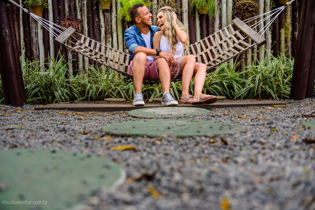 Lindo ensaio namoro de casal pré-casamento realizado por fotógrafos de casamento de vila velha fotógrafos de casamento de vitória fotógrafos de casamento de serra espirito santo ES em vitória na Ilha do Frade com praia e coroa de flores