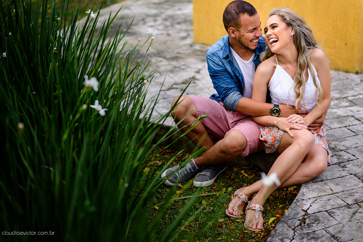 Lindo ensaio namoro de casal pré-casamento realizado por fotógrafos de casamento de vila velha fotógrafos de casamento de vitória fotógrafos de casamento de serra espirito santo ES em vitória na Ilha do Frade com praia e coroa de flores