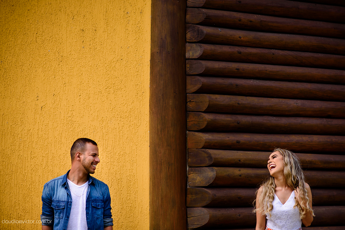 Lindo ensaio namoro de casal pré-casamento realizado por fotógrafos de casamento de vila velha fotógrafos de casamento de vitória fotógrafos de casamento de serra espirito santo ES em vitória na Ilha do Frade com praia e coroa de flores