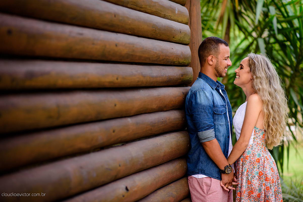 Lindo ensaio namoro de casal pré-casamento realizado por fotógrafos de casamento de vila velha fotógrafos de casamento de vitória fotógrafos de casamento de serra espirito santo ES em vitória na Ilha do Frade com praia e coroa de flores