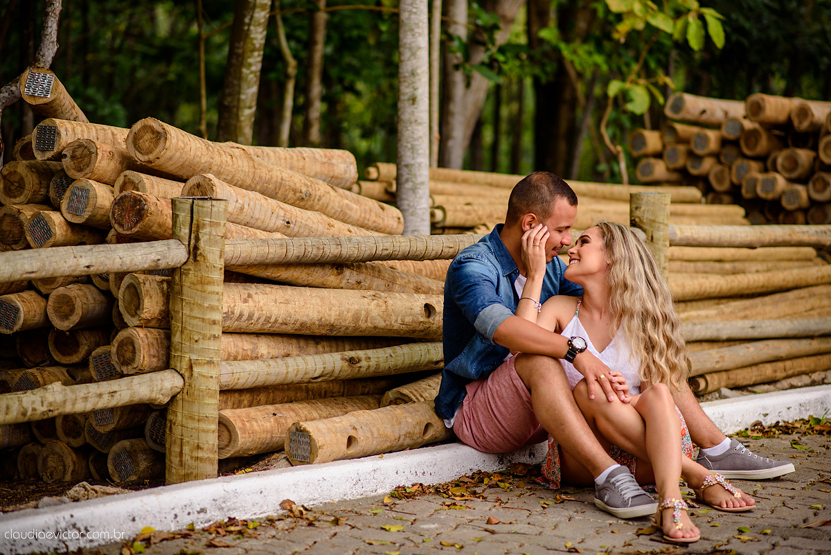 Lindo ensaio namoro de casal pré-casamento realizado por fotógrafos de casamento de vila velha fotógrafos de casamento de vitória fotógrafos de casamento de serra espirito santo ES em vitória na Ilha do Frade com praia e coroa de flores