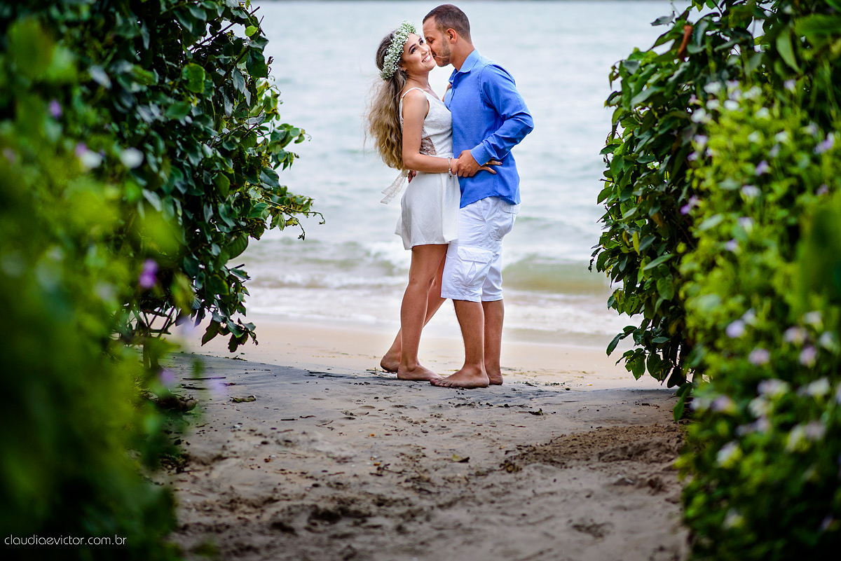 Lindo ensaio namoro de casal pré-casamento realizado por fotógrafos de casamento de vila velha fotógrafos de casamento de vitória fotógrafos de casamento de serra espirito santo ES em vitória na Ilha do Frade com praia e coroa de flores