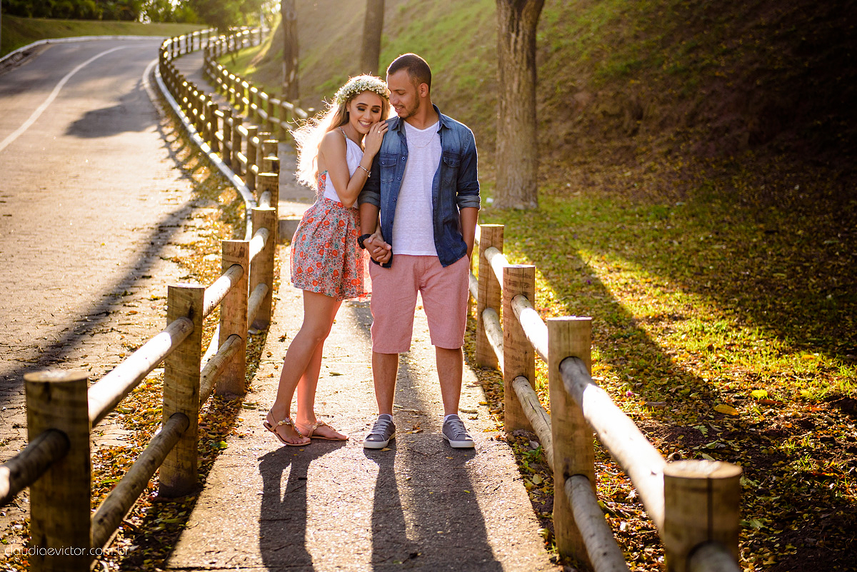 Lindo ensaio namoro de casal pré-casamento realizado por fotógrafos de casamento de vila velha fotógrafos de casamento de vitória fotógrafos de casamento de serra espirito santo ES em vitória na Ilha do Frade com praia e coroa de flores