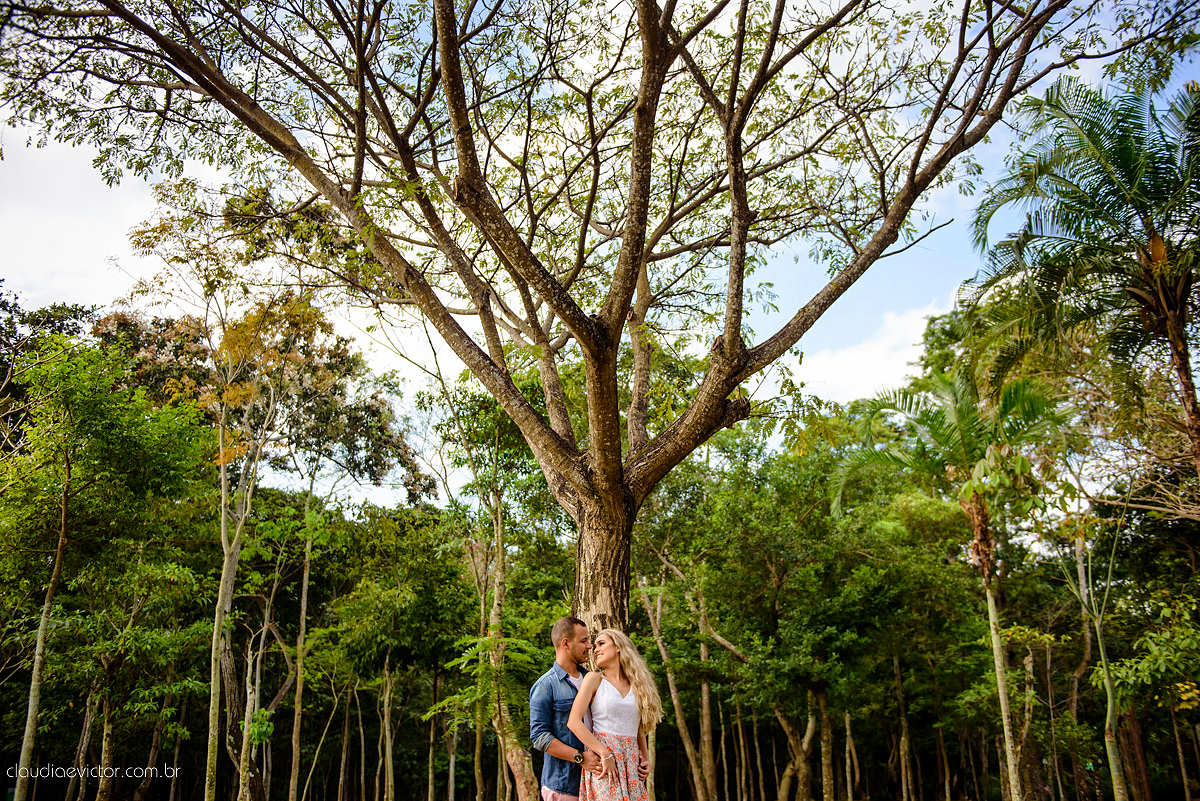 Lindo ensaio namoro de casal pré-casamento realizado por fotógrafos de casamento de vila velha fotógrafos de casamento de vitória fotógrafos de casamento de serra espirito santo ES em vitória na Ilha do Frade com praia e coroa de flores