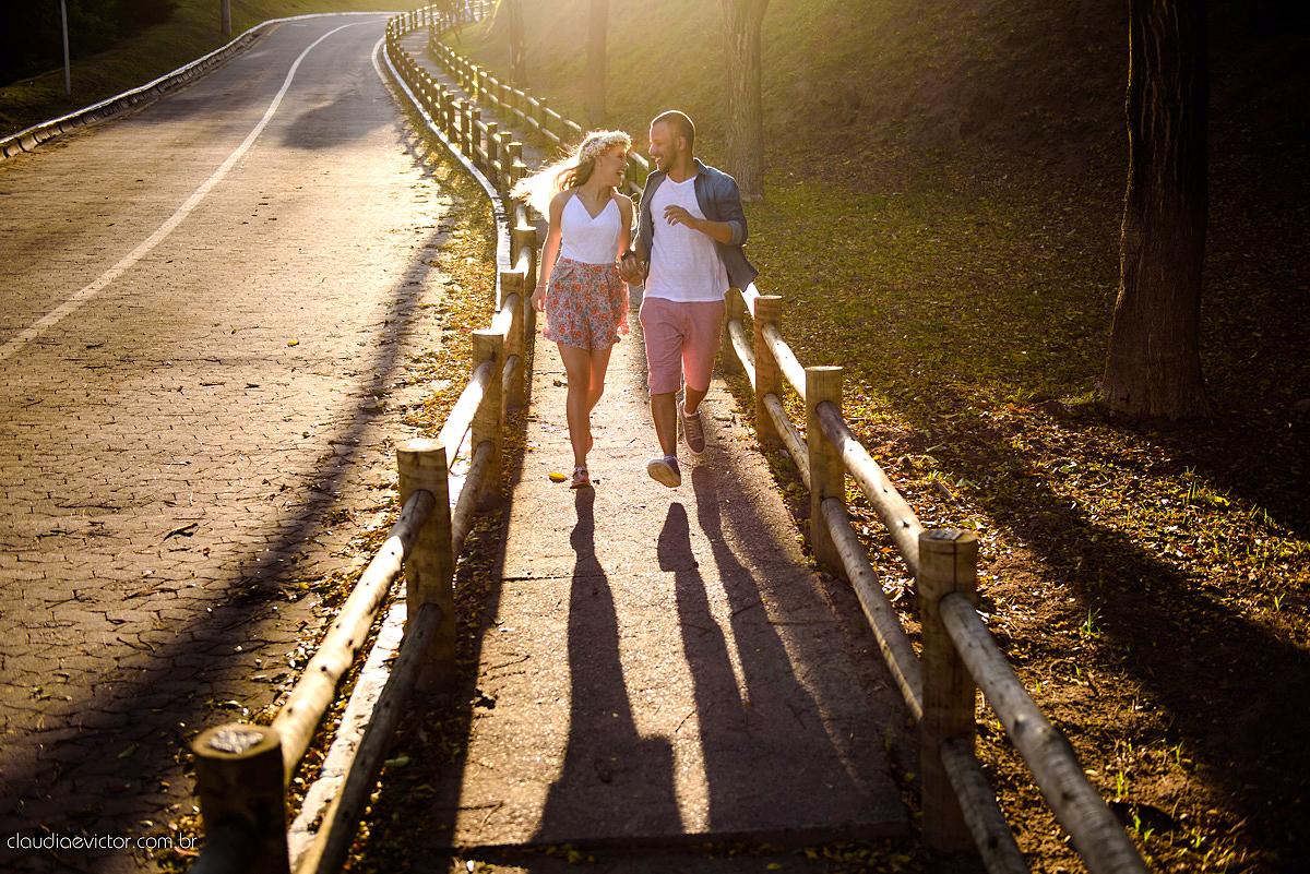 Lindo ensaio namoro de casal pré-casamento realizado por fotógrafos de casamento de vila velha fotógrafos de casamento de vitória fotógrafos de casamento de serra espirito santo ES em vitória na Ilha do Frade com praia e coroa de flores