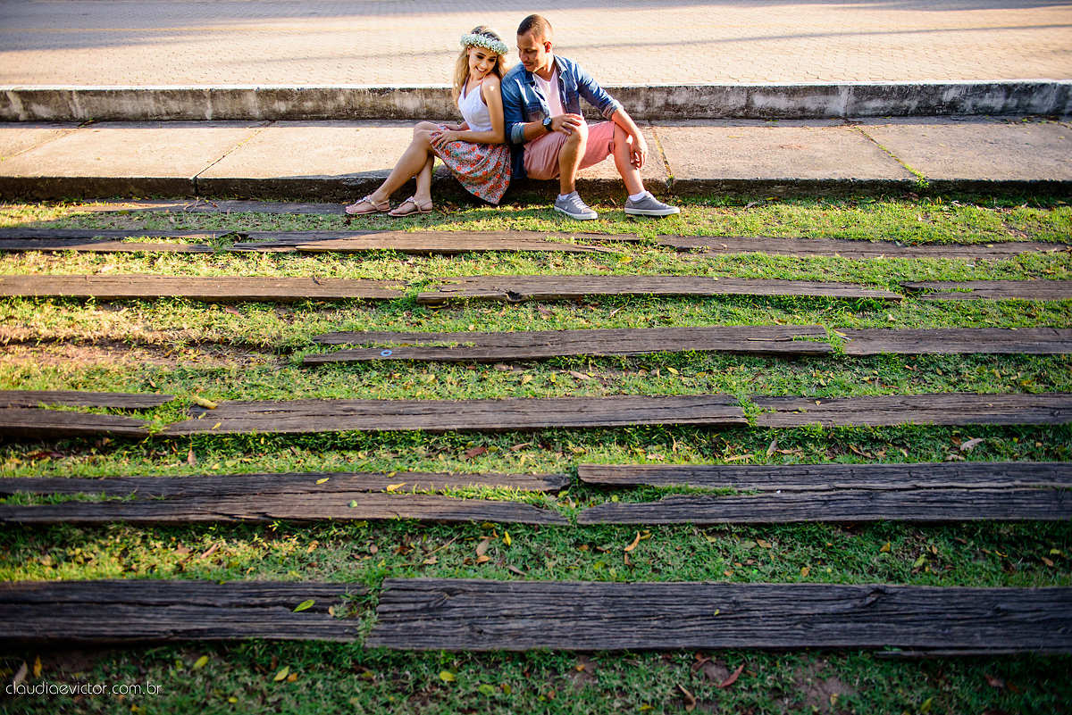 Lindo ensaio namoro de casal pré-casamento realizado por fotógrafos de casamento de vila velha fotógrafos de casamento de vitória fotógrafos de casamento de serra espirito santo ES em vitória na Ilha do Frade com praia e coroa de flores