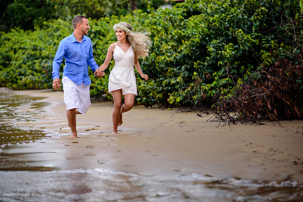 Lindo ensaio namoro de casal pré-casamento realizado por fotógrafos de casamento de vila velha fotógrafos de casamento de vitória fotógrafos de casamento de serra espirito santo ES em vitória na Ilha do Frade com praia e coroa de flores