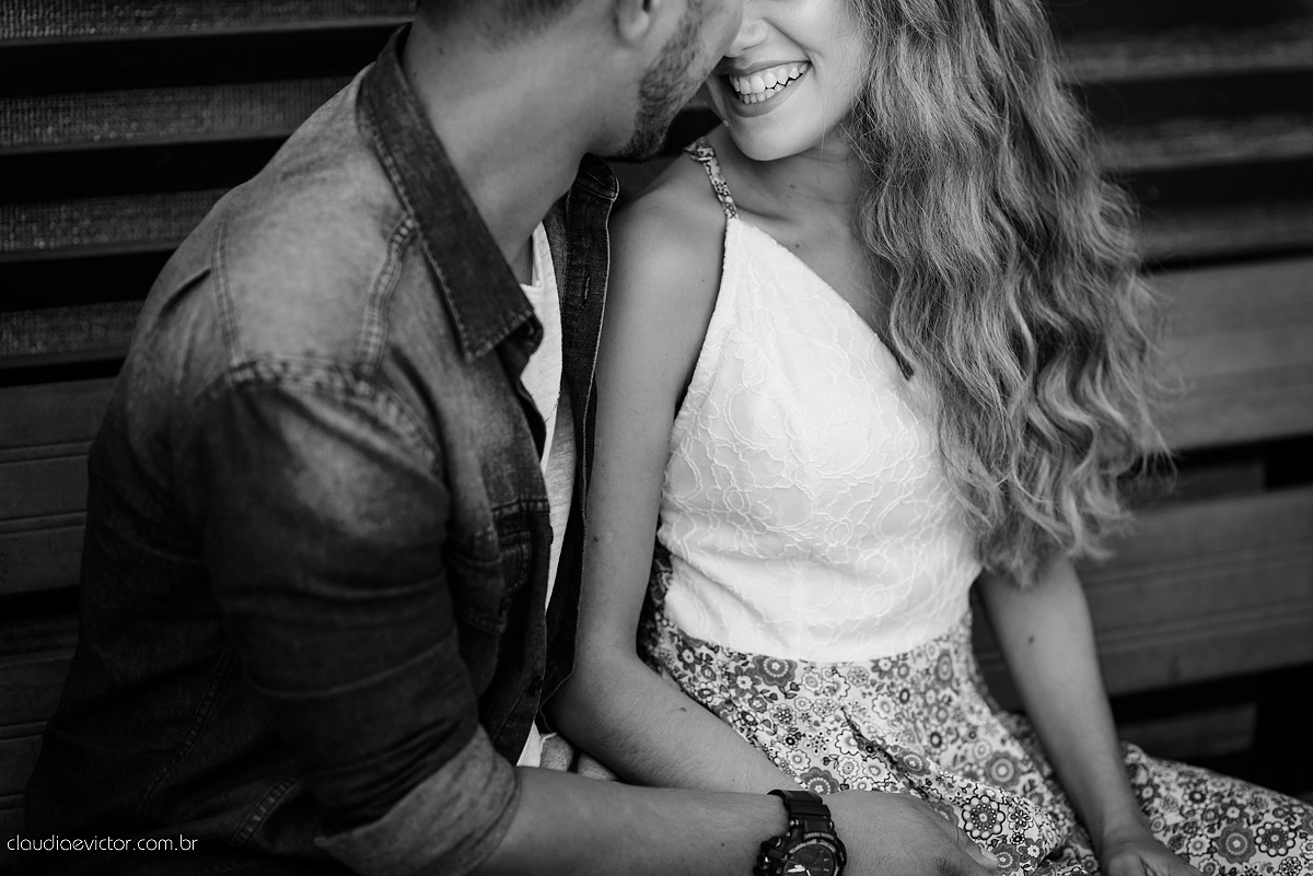 Lindo ensaio namoro de casal pré-casamento realizado por fotógrafos de casamento de vila velha fotógrafos de casamento de vitória fotógrafos de casamento de serra espirito santo ES em vitória na Ilha do Frade com praia e coroa de flores