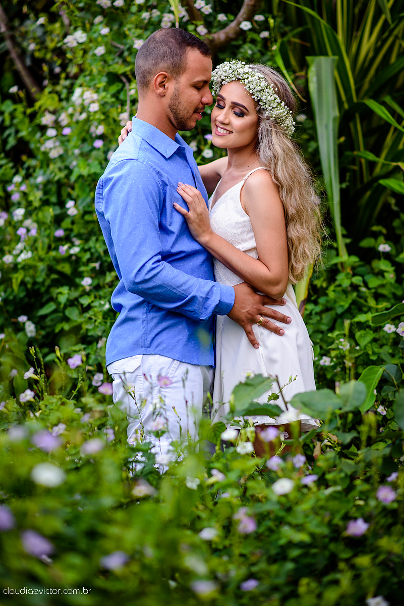 Lindo ensaio namoro de casal pré-casamento realizado por fotógrafos de casamento de vila velha fotógrafos de casamento de vitória fotógrafos de casamento de serra espirito santo ES em vitória na Ilha do Frade com praia e coroa de flores