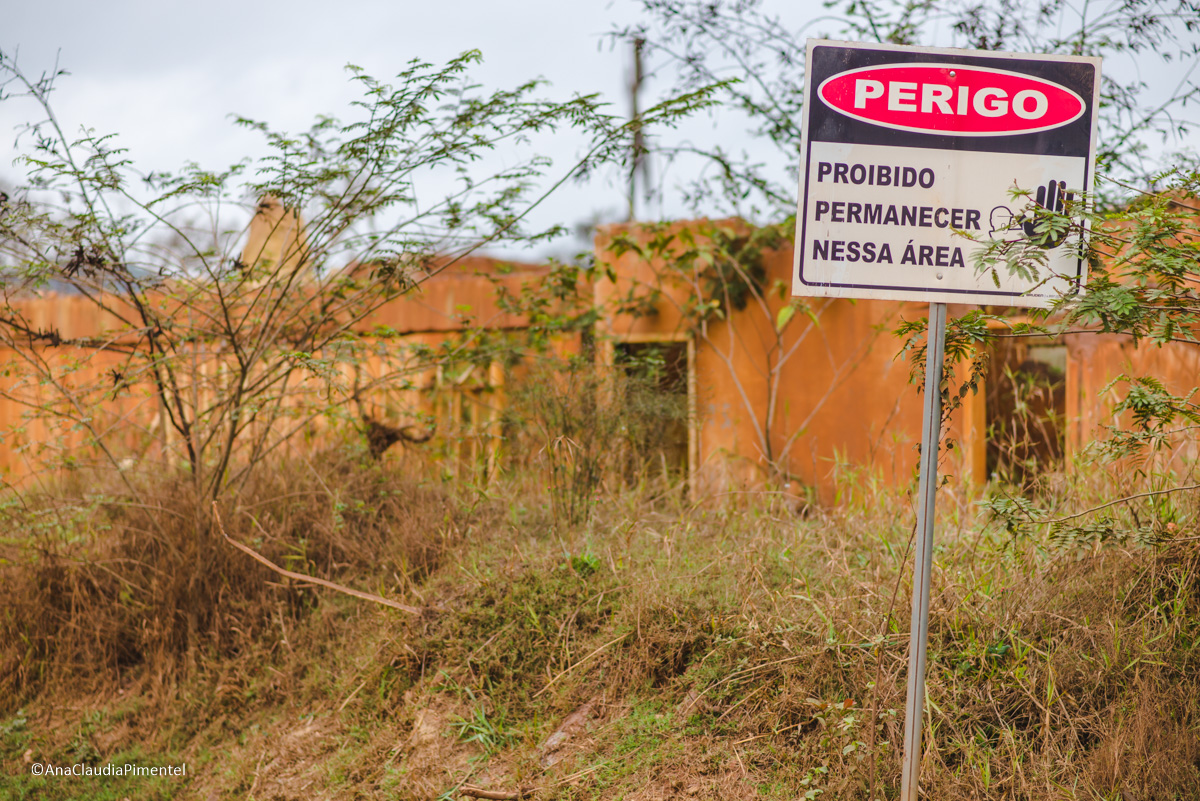 Fotos do rompimento da barragem da Samarco em Mariana que atingiu o distrito de Bento Rodrigues MG com ruínas lama e destruição
