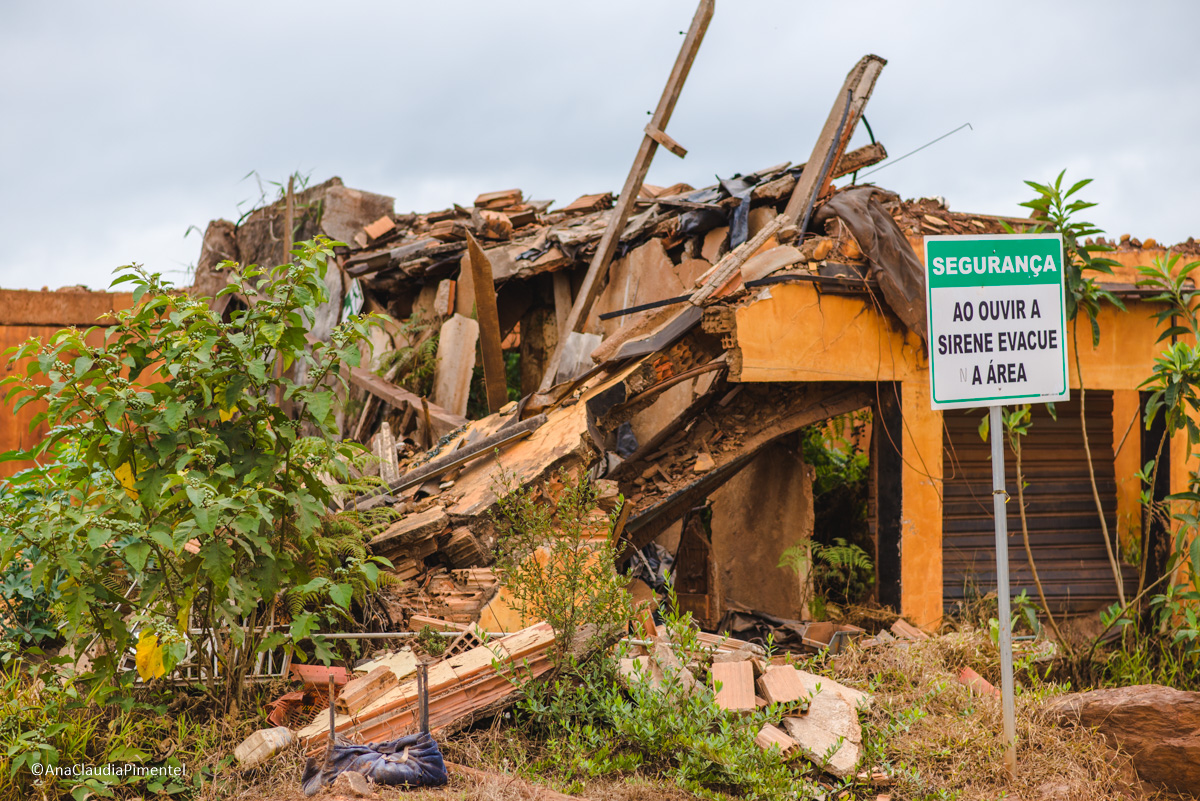 Fotos do rompimento da barragem da Samarco em Mariana que atingiu o distrito de Bento Rodrigues MG com ruínas lama e destruição