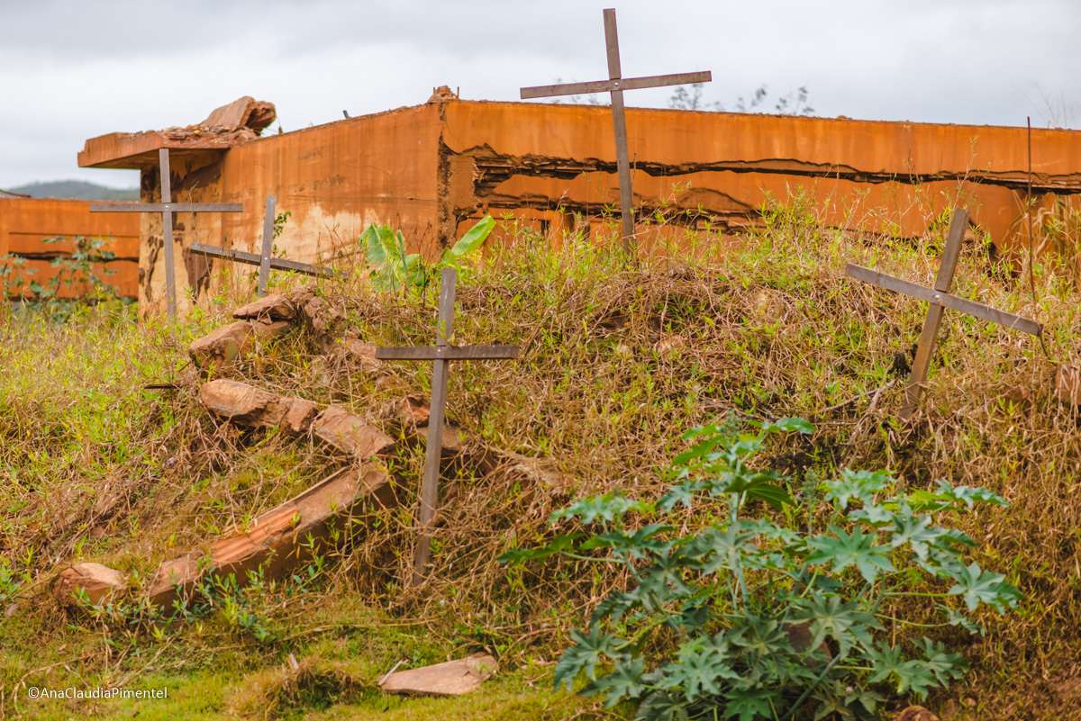Fotos do rompimento da barragem da Samarco em Mariana que atingiu o distrito de Bento Rodrigues MG com ruínas lama e destruição