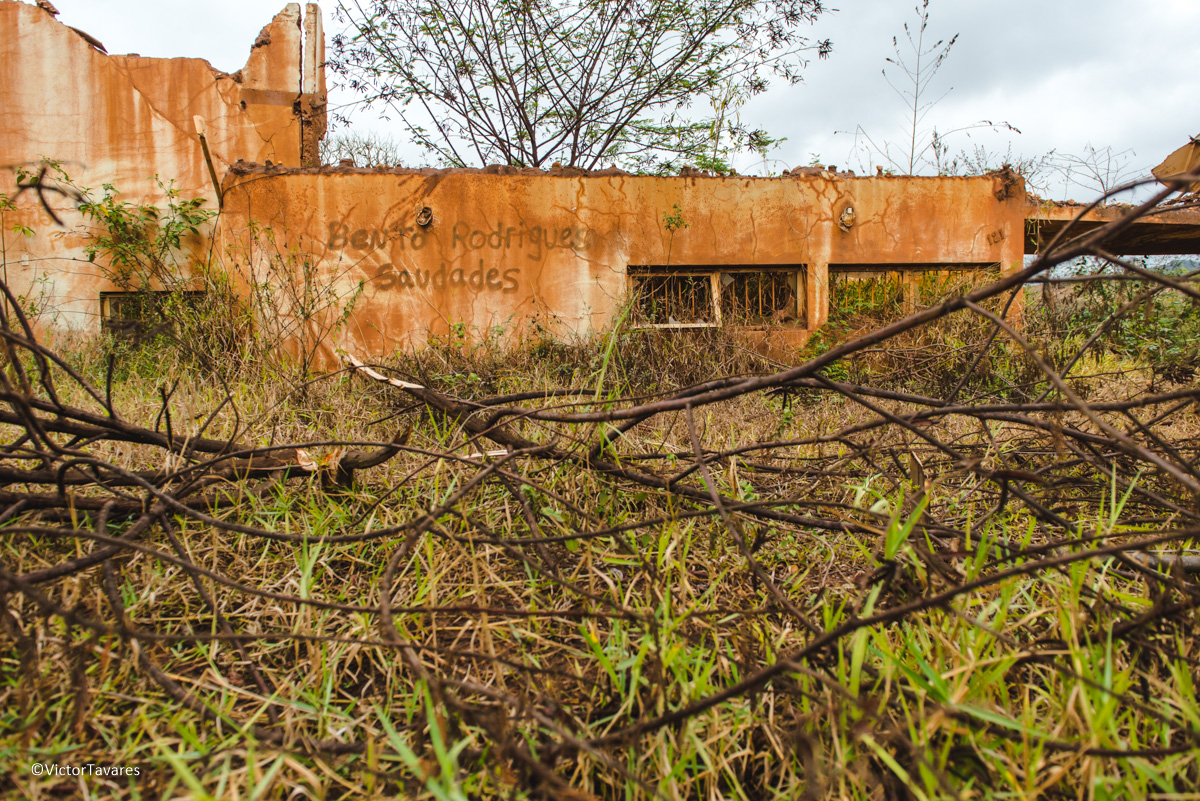 Fotos do rompimento da barragem da Samarco em Mariana que atingiu o distrito de Bento Rodrigues MG com ruínas lama e destruição