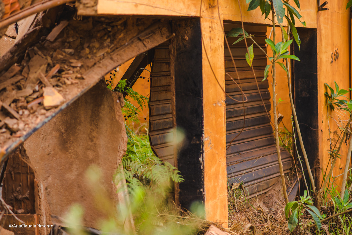 Fotos do rompimento da barragem da Samarco em Mariana que atingiu o distrito de Bento Rodrigues MG com ruínas lama e destruição